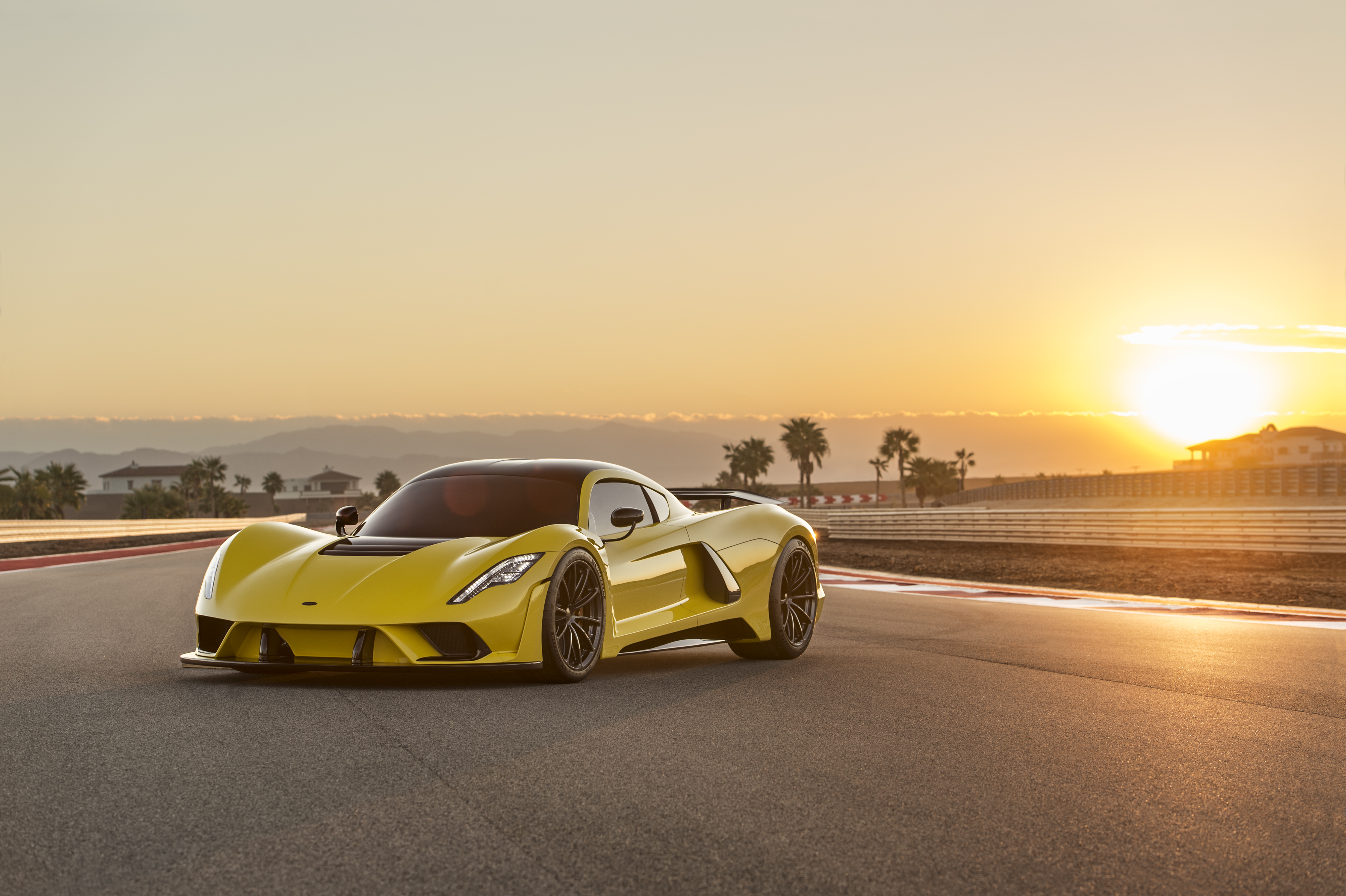 Какая машина быстро едет. Машина Hennessey Venom f5. Гиперкар Hennessey Venom f5. Хеннесси Веном ф5. Hennessey Venom f5 2018.